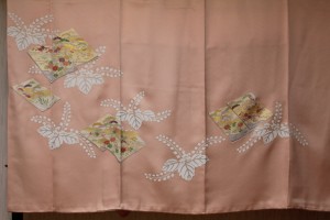 お誂え訪問着「踊り桐に絵草子御所解き模様」裾模様