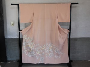 染め直し、着駒刺繍を入れ直した色留袖