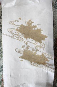 地染めのため、糸目、糊伏せの状態