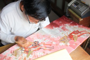 友禅直し作業中