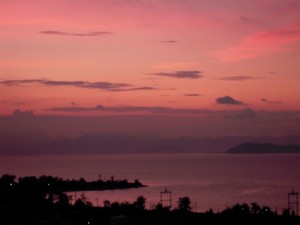 朝焼けの琵琶湖の空